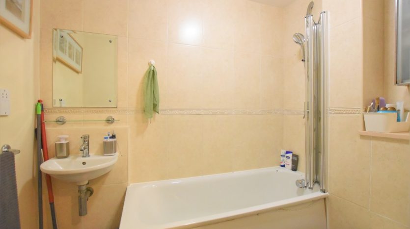 1 Bedroom Flat To Rent in High Street, Ilford, IG6 