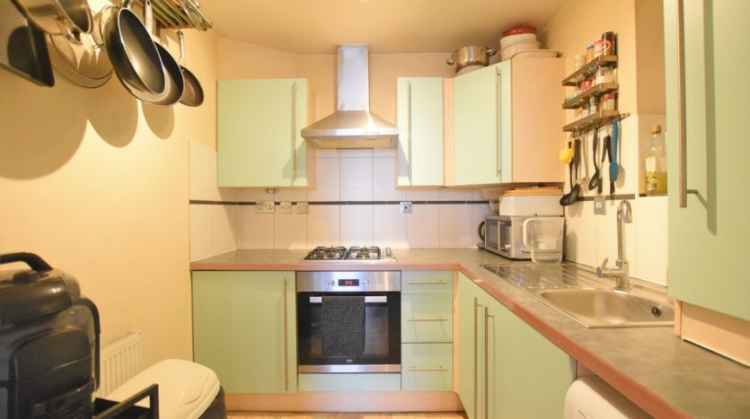 1 Bedroom Flat To Rent in High Street, Ilford, IG6 