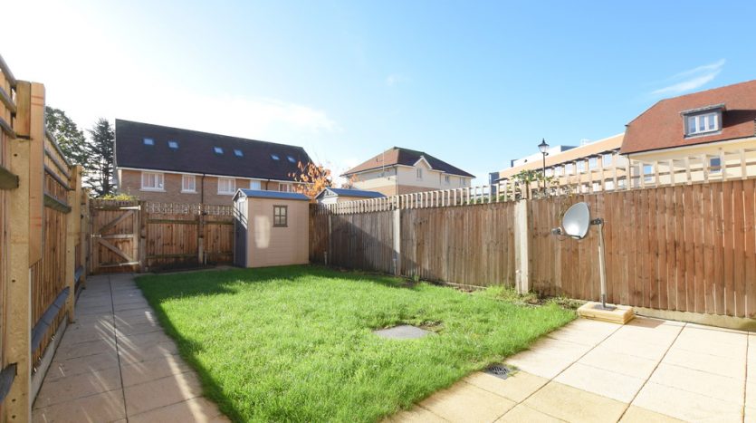 3 Bedroom Mid Terraced House For Sale in Tanners Lane, Essex, IG6 