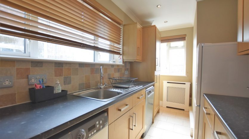 2 Bedroom Maisonette To Rent in Bush Close, Barkingside, IG2 