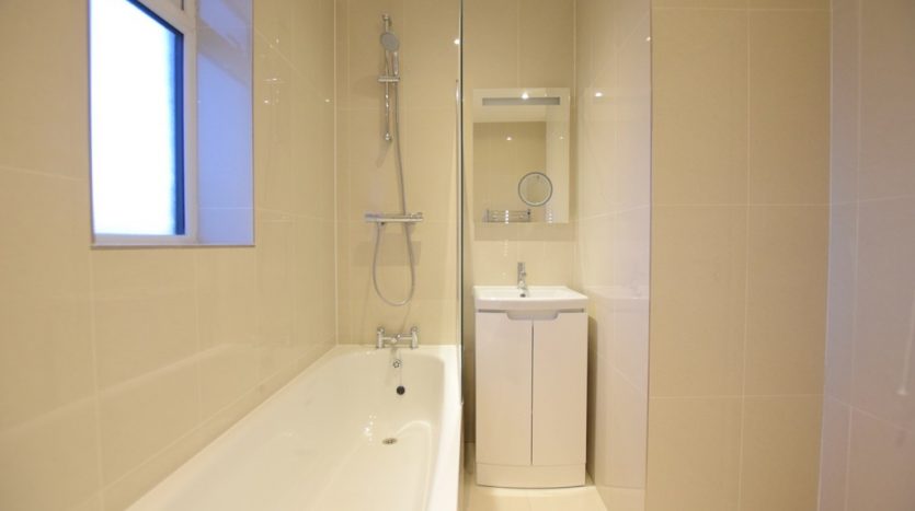 2 Bedroom Penthouse To Rent in Hatch Lane, London, E4 6