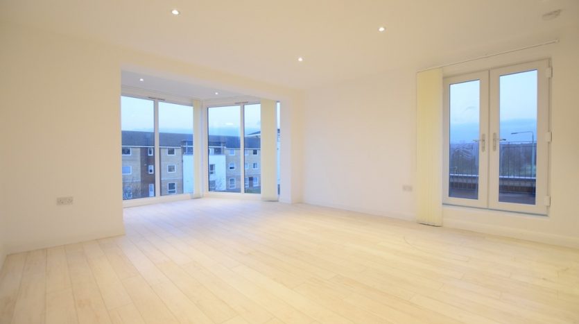 2 Bedroom Penthouse To Rent in Hatch Lane, London, E4 6