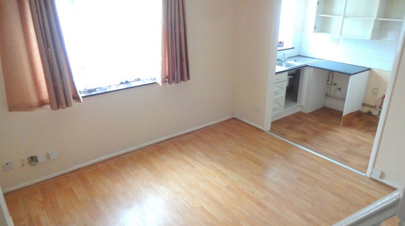 2 Bedroom End Terraced House To Rent in Grove Road, Essex, RM6 