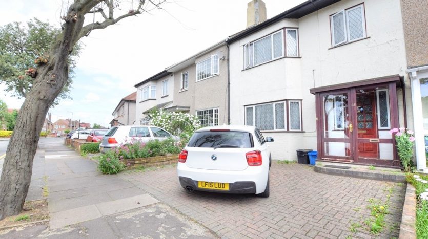 3 Bedroom Mid Terraced House For Sale in Leyswood Drive, Ilford, IG2 