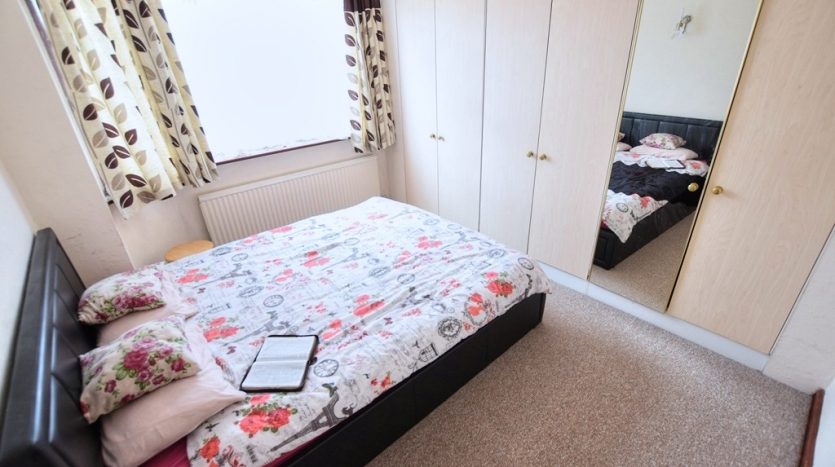 3 Bedroom Mid Terraced House For Sale in Leyswood Drive, Ilford, IG2 