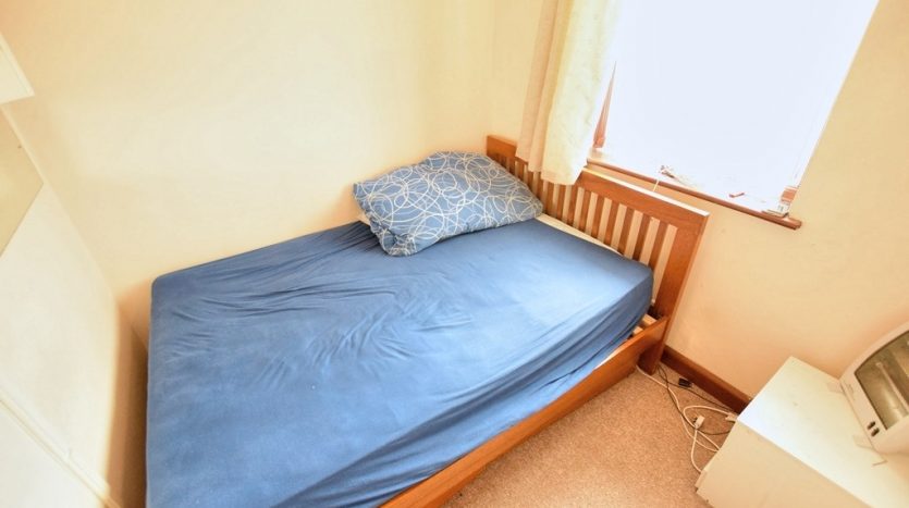 3 Bedroom Mid Terraced House For Sale in Leyswood Drive, Ilford, IG2 