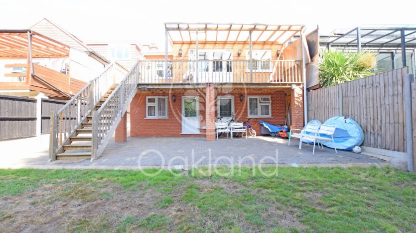 5 Bedroom Detached Bungalow To Rent in Eastern Avenue, Essex, IG2 