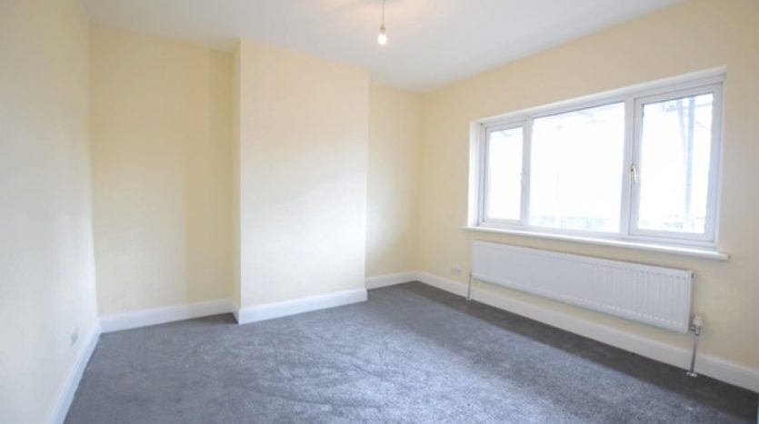 3 Bedroom Mid Terraced House To Rent in Eastern Avenue, Essex, IG2 