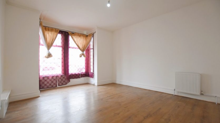 3 Bedroom Mid Terraced House To Rent in Monteagle Avenue, Barking, IG11