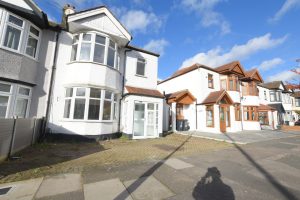 3 bedroom Houses to rent in Chestnut Grove Hainault