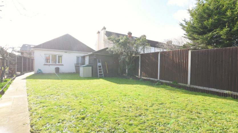 2 Bedroom Detached Bungalow To Rent in Newbury Road, Ilford, IG2 