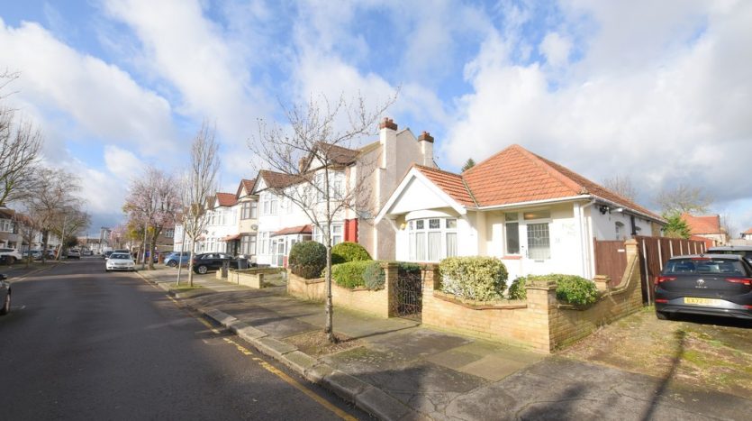 2 Bedroom Detached Bungalow To Rent in Newbury Road, Ilford, IG2 