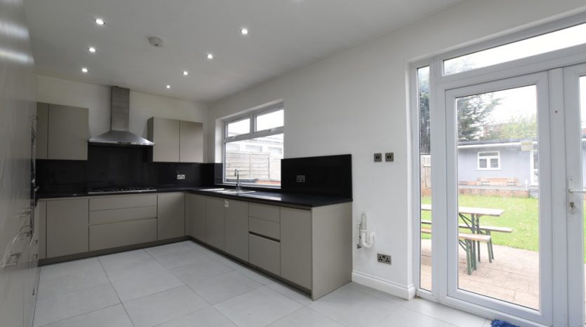 5 Bedroom Semi-Detached House To Rent in Longwood Gardens, Ilford, IG5 