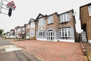 5 bedroom Houses to rent in Longwood Gardens Ilford