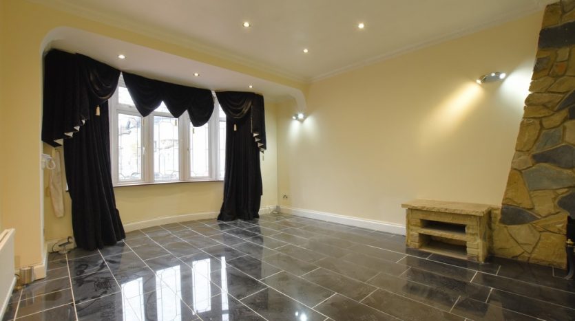 5 Bedroom Semi-Detached House To Rent in Longwood Gardens, Ilford, IG5 