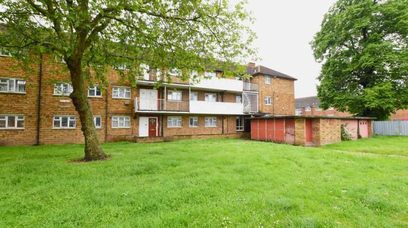 2 Bedroom Flat For Sale in Padnall Road, Essex, RM6 