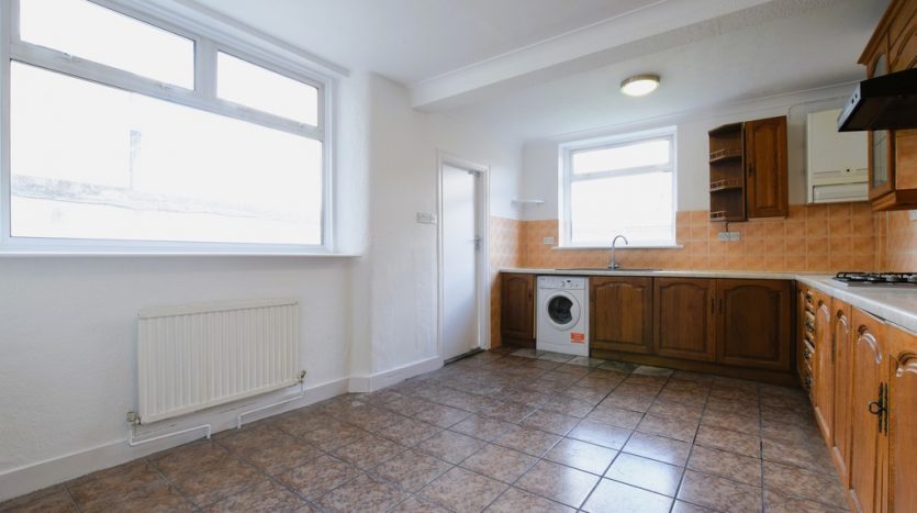 3 Bedroom End Terraced House To Rent in Wanstead Park Road, Ilford, IG1 