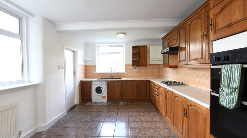 3 Bedroom End Terraced House To Rent in Wanstead Park Road, Ilford, IG1 