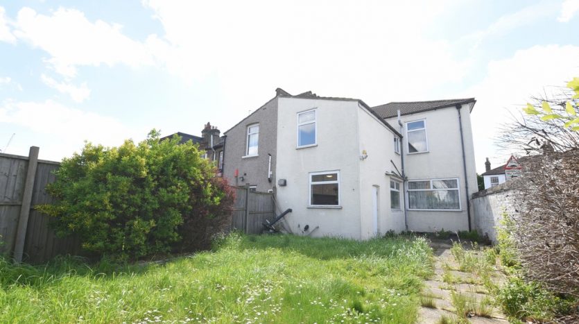 3 Bedroom End Terraced House To Rent in Wanstead Park Road, Ilford, IG1 