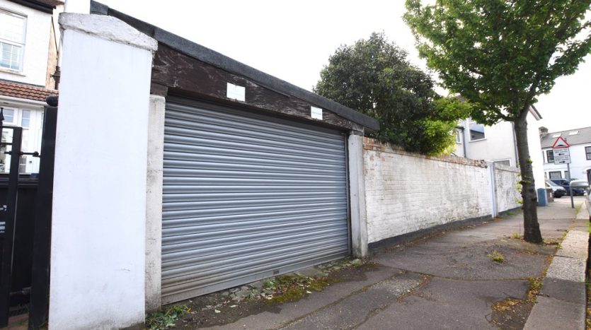 3 Bedroom End Terraced House To Rent in Wanstead Park Road, Ilford, IG1 