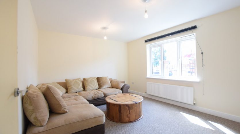 1 Bedroom Ground Floor Flat To Rent in Fencepiece Road, Barkingside, IG6 