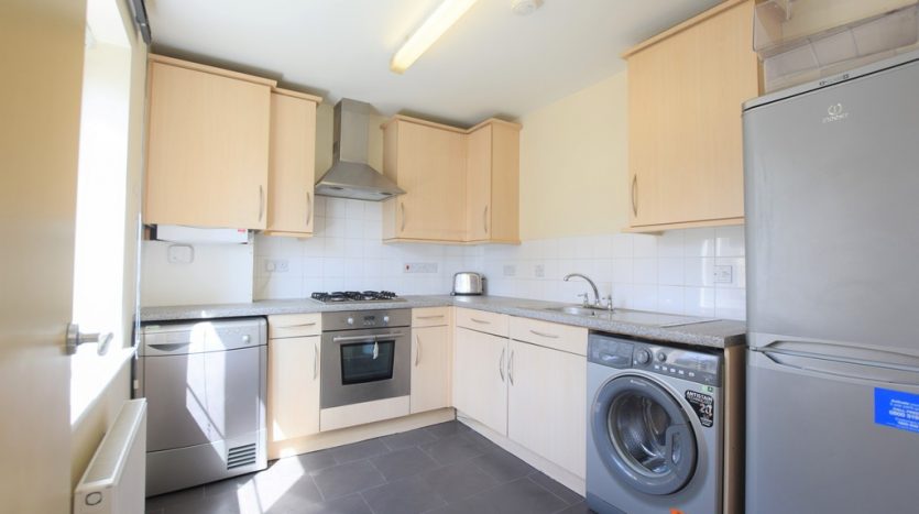 1 Bedroom Ground Floor Flat To Rent in Fencepiece Road, Barkingside, IG6 