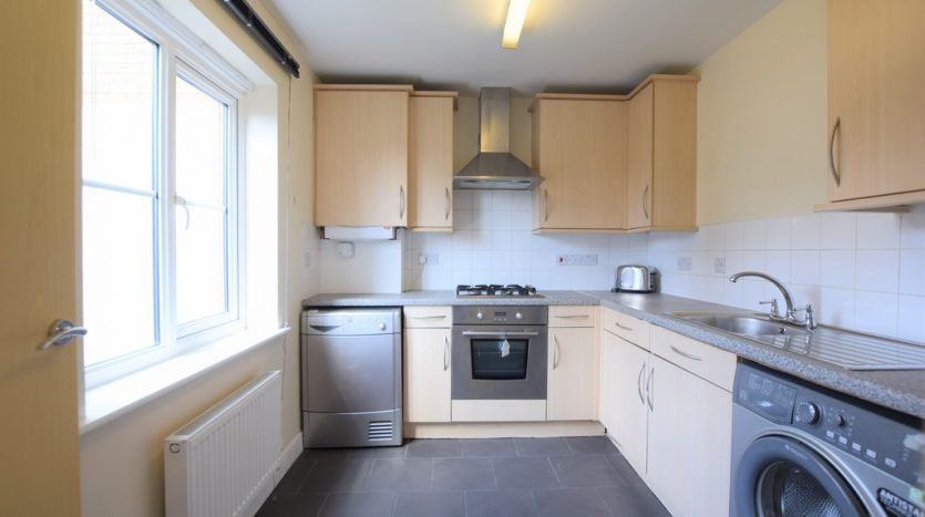 1 Bedroom Ground Floor Flat To Rent in Fencepiece Road, Barkingside, IG6 