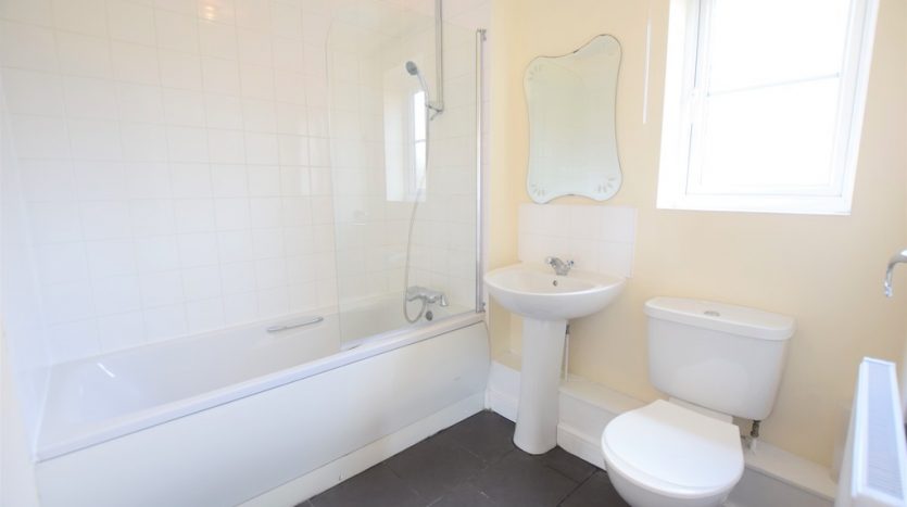 1 Bedroom Ground Floor Flat To Rent in Fencepiece Road, Barkingside, IG6 