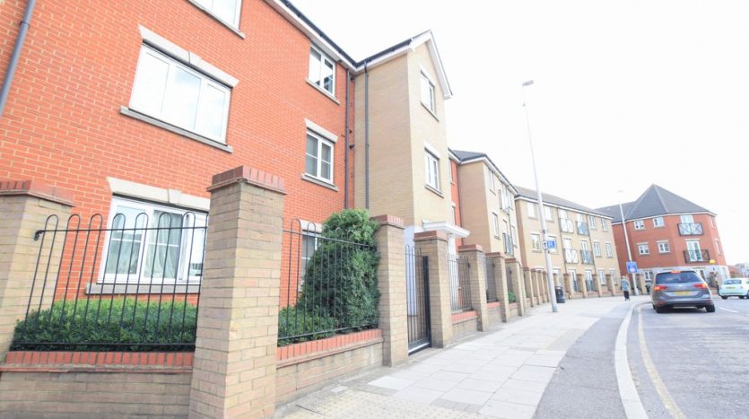 1 Bedroom Ground Floor Flat To Rent in Fencepiece Road, Barkingside, IG6 