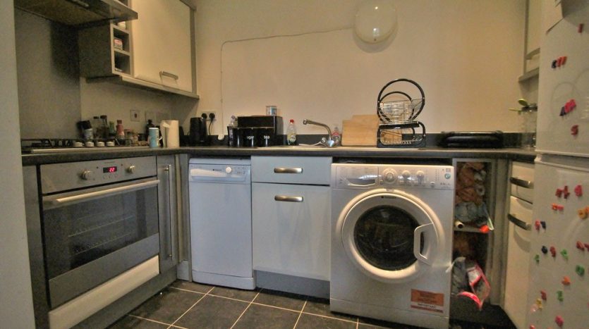 1 Bedroom Apartment To Rent in Bramley Crescent, Ilford, IG2 