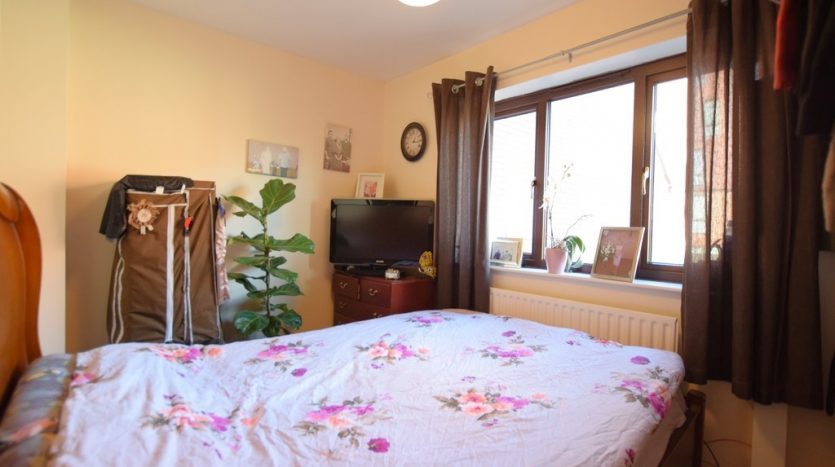 2 Bedroom End Terraced House To Rent in New North Road, Hainault, IG6 