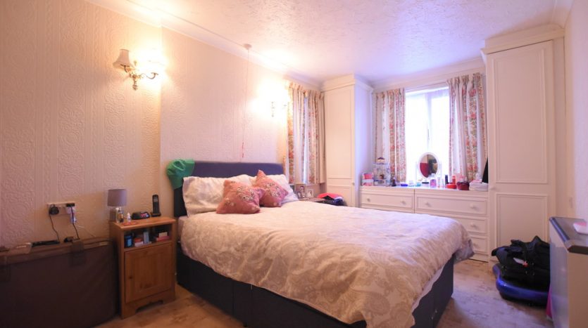 1 Bedroom Ground Floor Flat For Sale in Brancaster Road, Ilford, IG2 