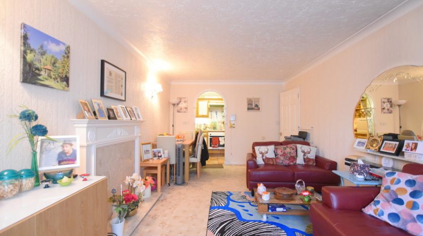 1 Bedroom Ground Floor Flat For Sale in Brancaster Road, Ilford, IG2 