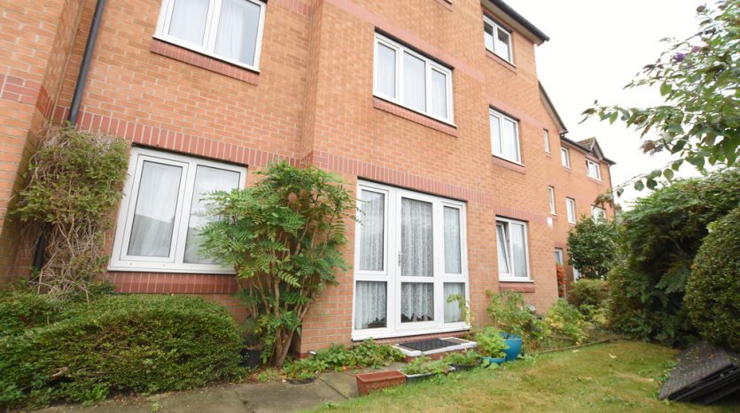 1 Bedroom Ground Floor Flat For Sale in Brancaster Road, Ilford, IG2 