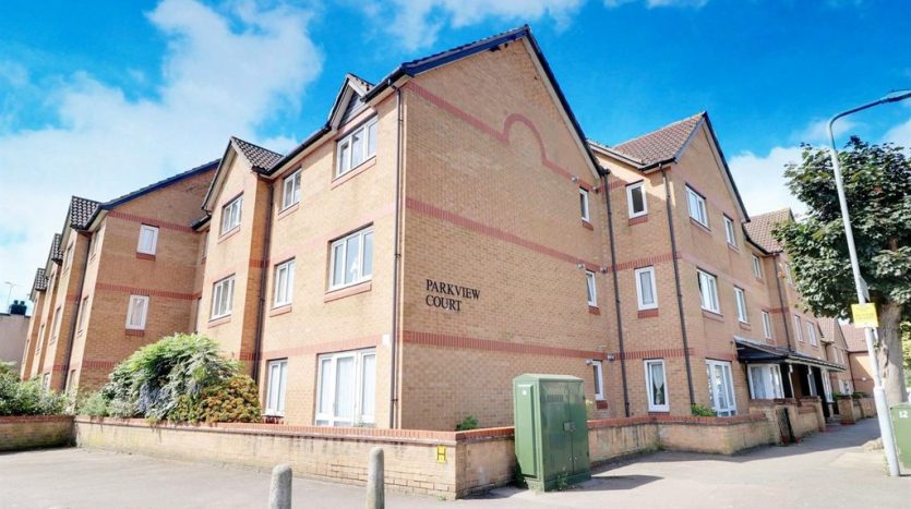 1 Bedroom Ground Floor Flat For Sale in Brancaster Road, Ilford, IG2 