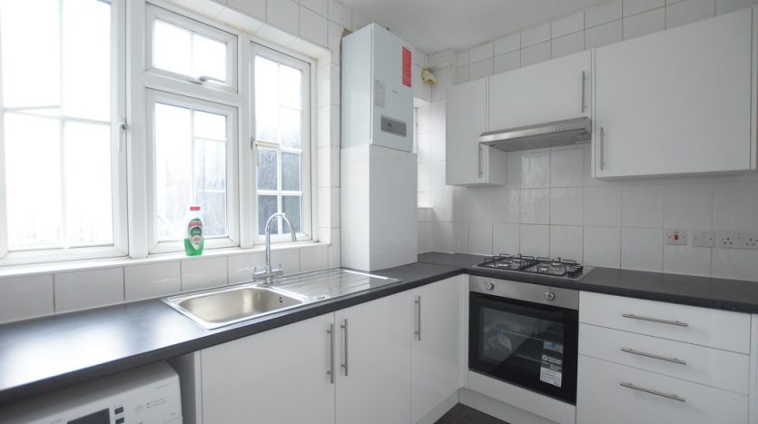 2 Bedroom Flat To Rent in High Street, Ilford, IG6 