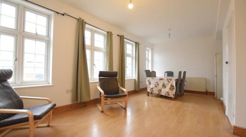 2 Bedroom Flat To Rent in High Street, Ilford, IG6 