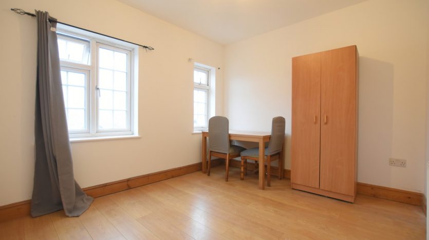 2 Bedroom Flat To Rent in High Street, Ilford, IG6 