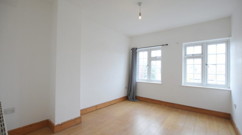 2 Bedroom Flat To Rent in High Street, Ilford, IG6 