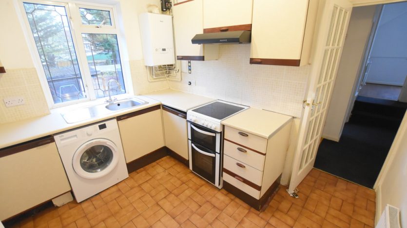 3 Bedroom Maisonette To Rent in Crown Road, Barkingside, IG6 