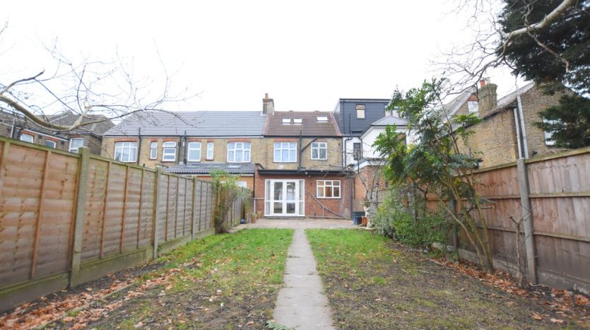 4 Bedroom Mid Terraced House To Rent in Coventry Road, Ilford, IG1 