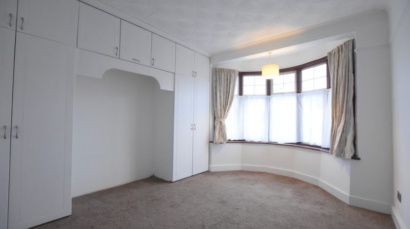 4 Bedroom Mid Terraced House To Rent in Coventry Road, Ilford, IG1 