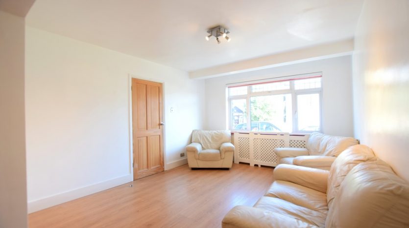 3 Bedroom Semi-Detached House To Rent in Jefferson Close, Ilford, IG2 