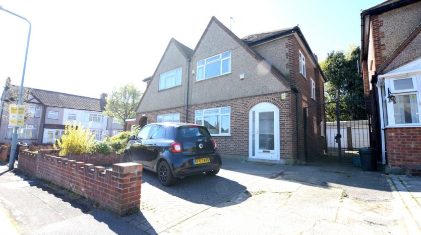 3 Bedroom Semi-Detached House To Rent in Jefferson Close, Ilford, IG2 