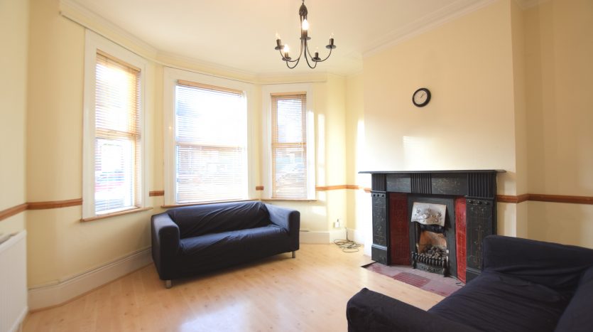 4 Bedroom  To Rent in Tottenhall Road, London, N13 