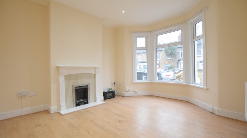 4 Bedroom  To Rent in Guildford Road, Ilford, IG3 