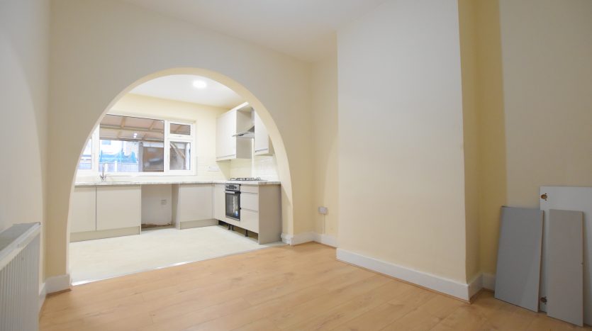 4 Bedroom  To Rent in Guildford Road, Ilford, IG3 