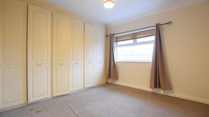 3 Bedroom Mid Terraced House To Rent in Tomswood Hill, Barkingside, IG6 