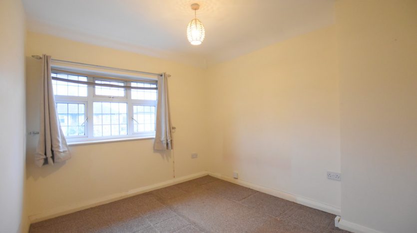 3 Bedroom Mid Terraced House To Rent in Tomswood Hill, Barkingside, IG6 