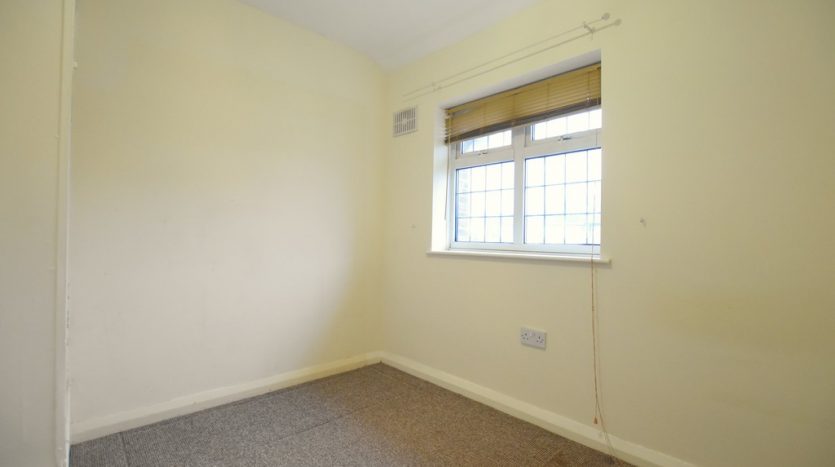 3 Bedroom Mid Terraced House To Rent in Tomswood Hill, Barkingside, IG6 